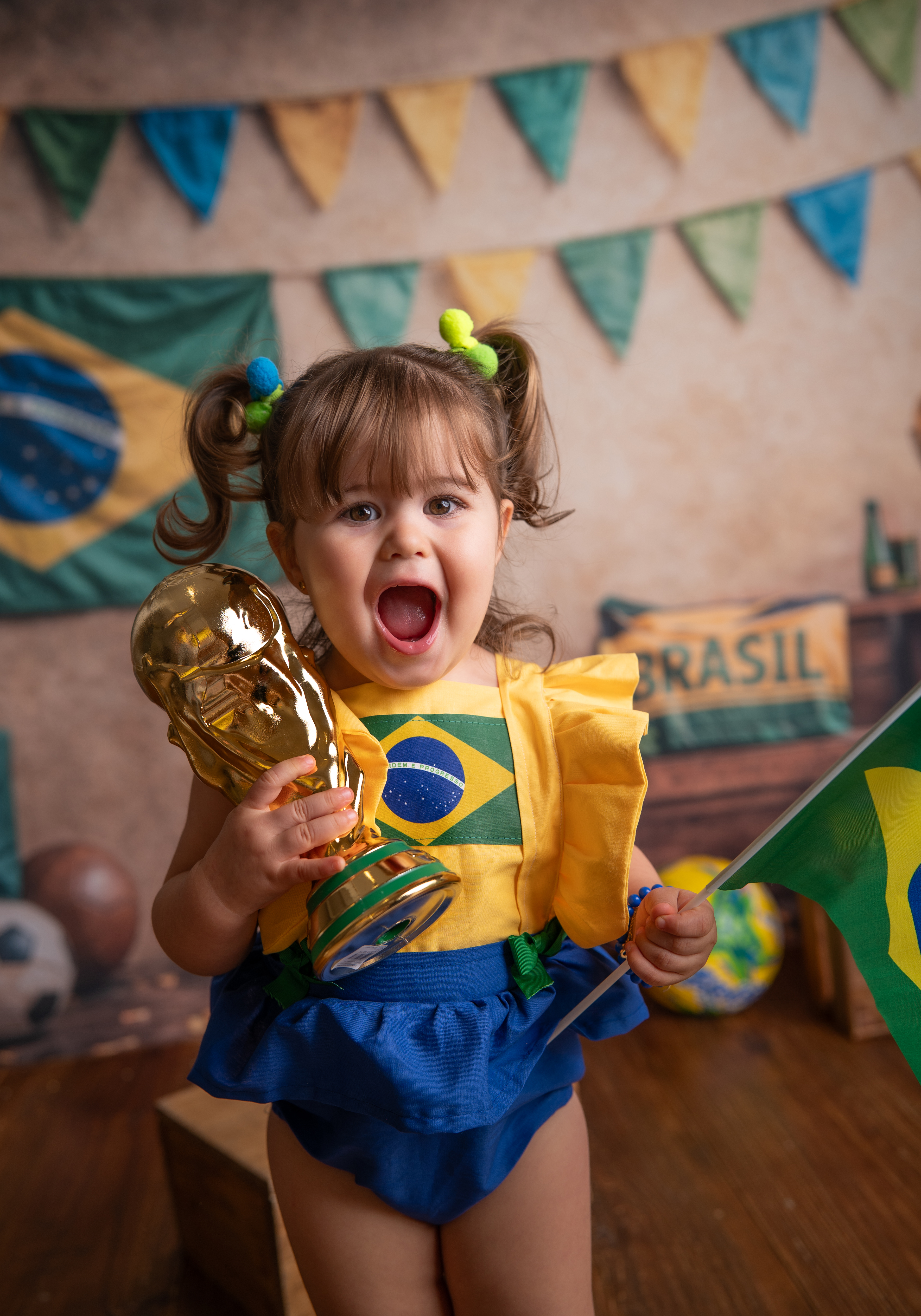 Menina comemorando com taça e bandeira