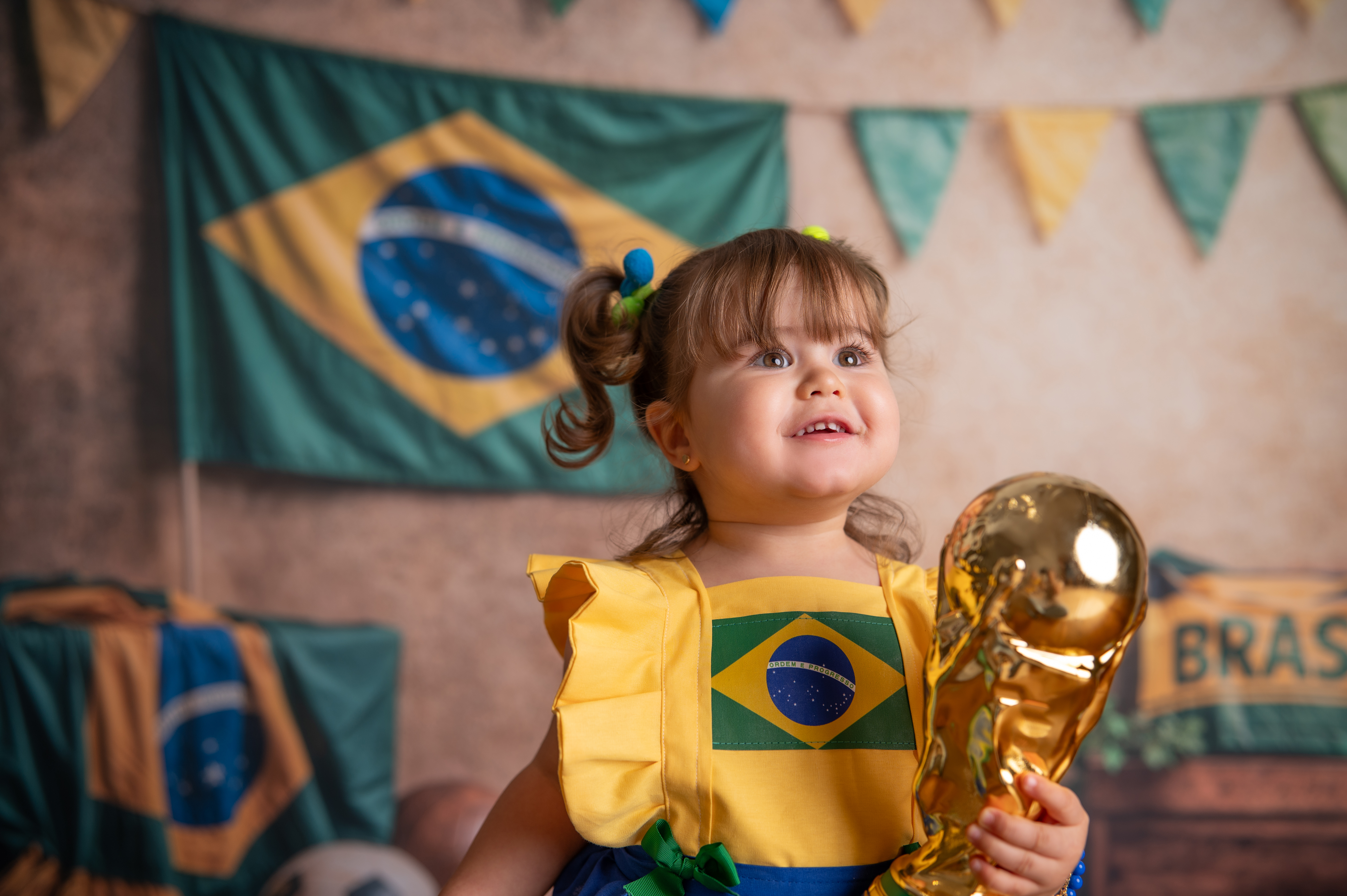 Menina sorrindo com taça no ensaio Copa