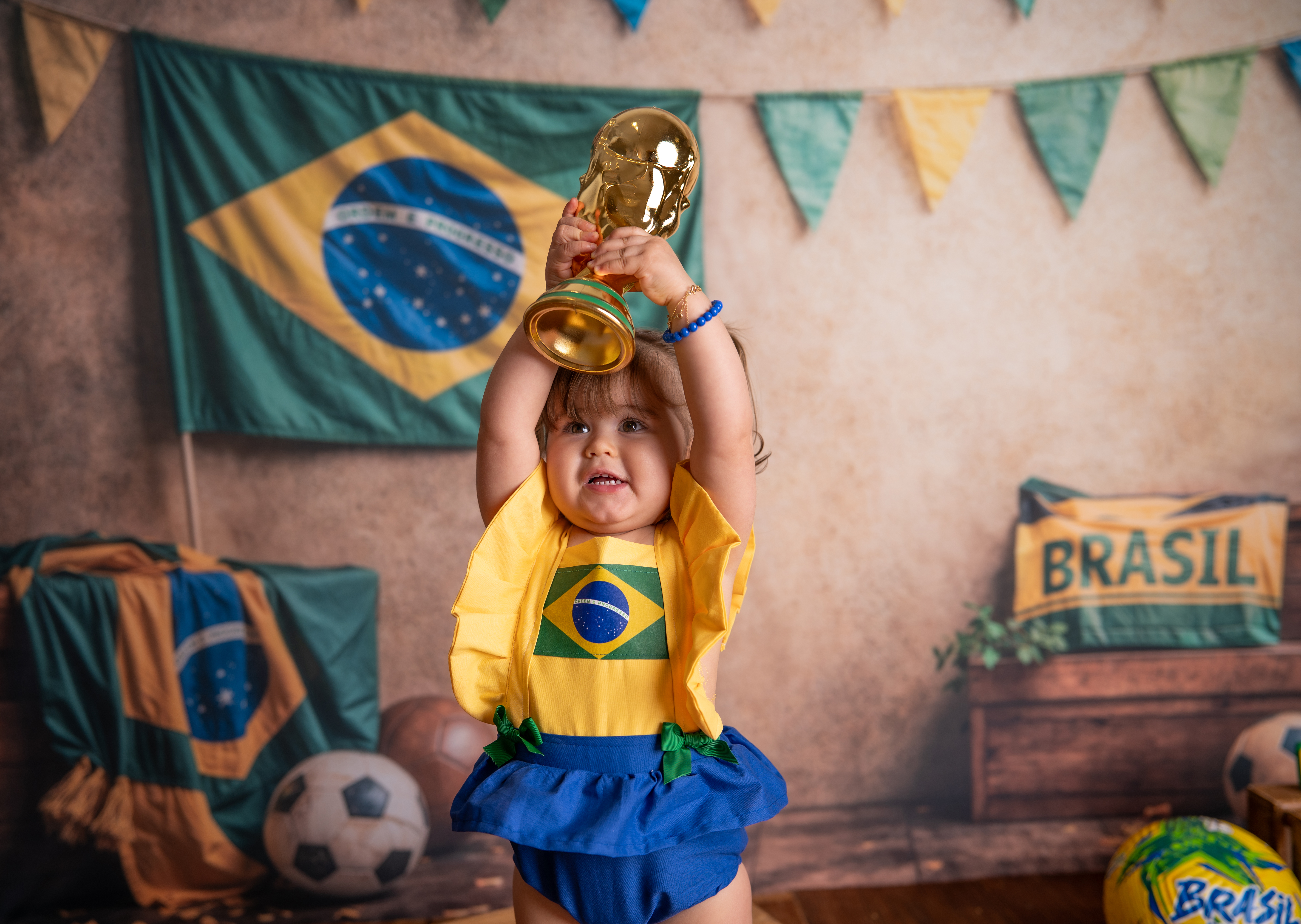 Menina erguendo taça no ensaio Copa