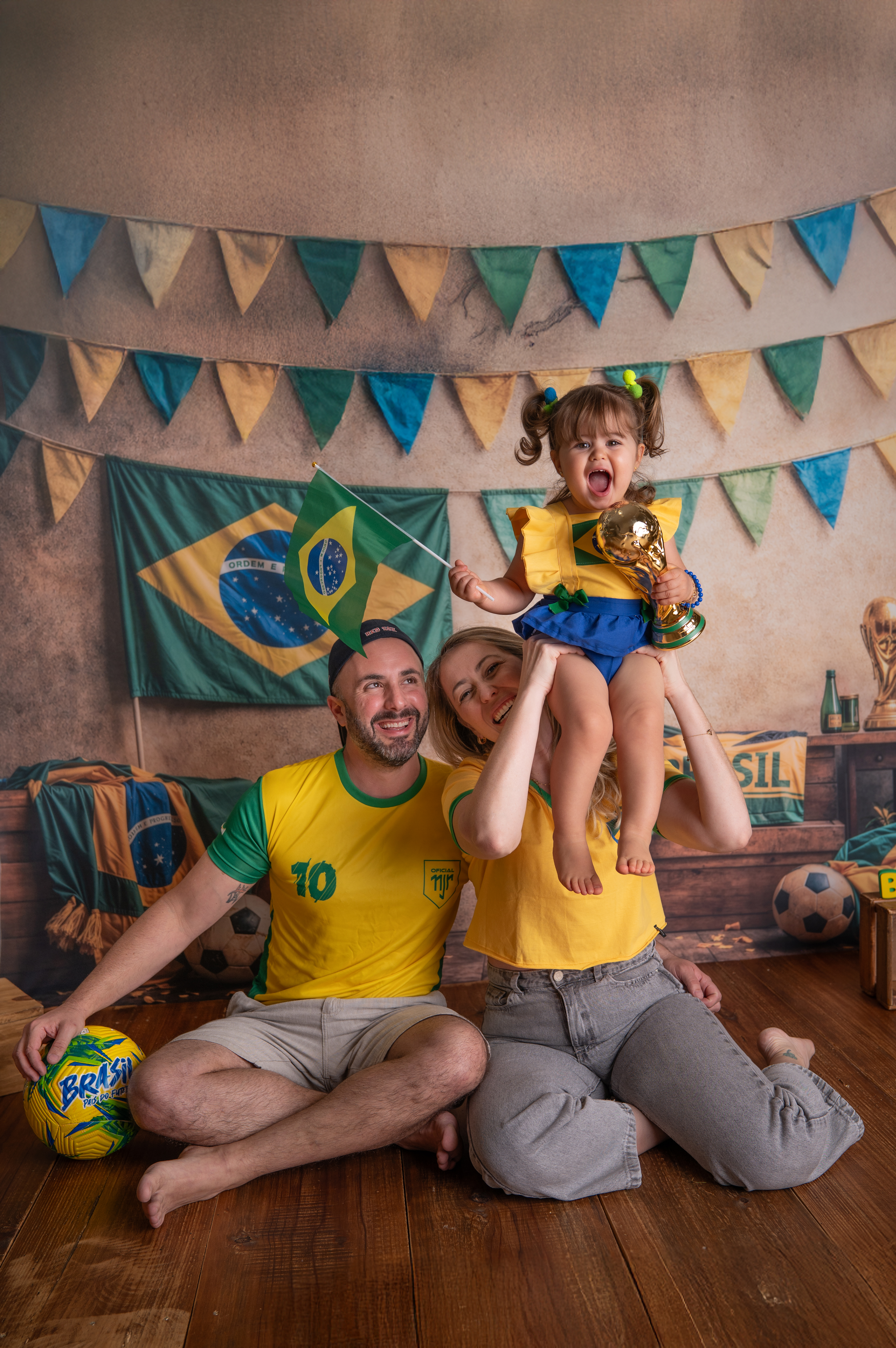 Família com menina no colo no ensaio Copa
