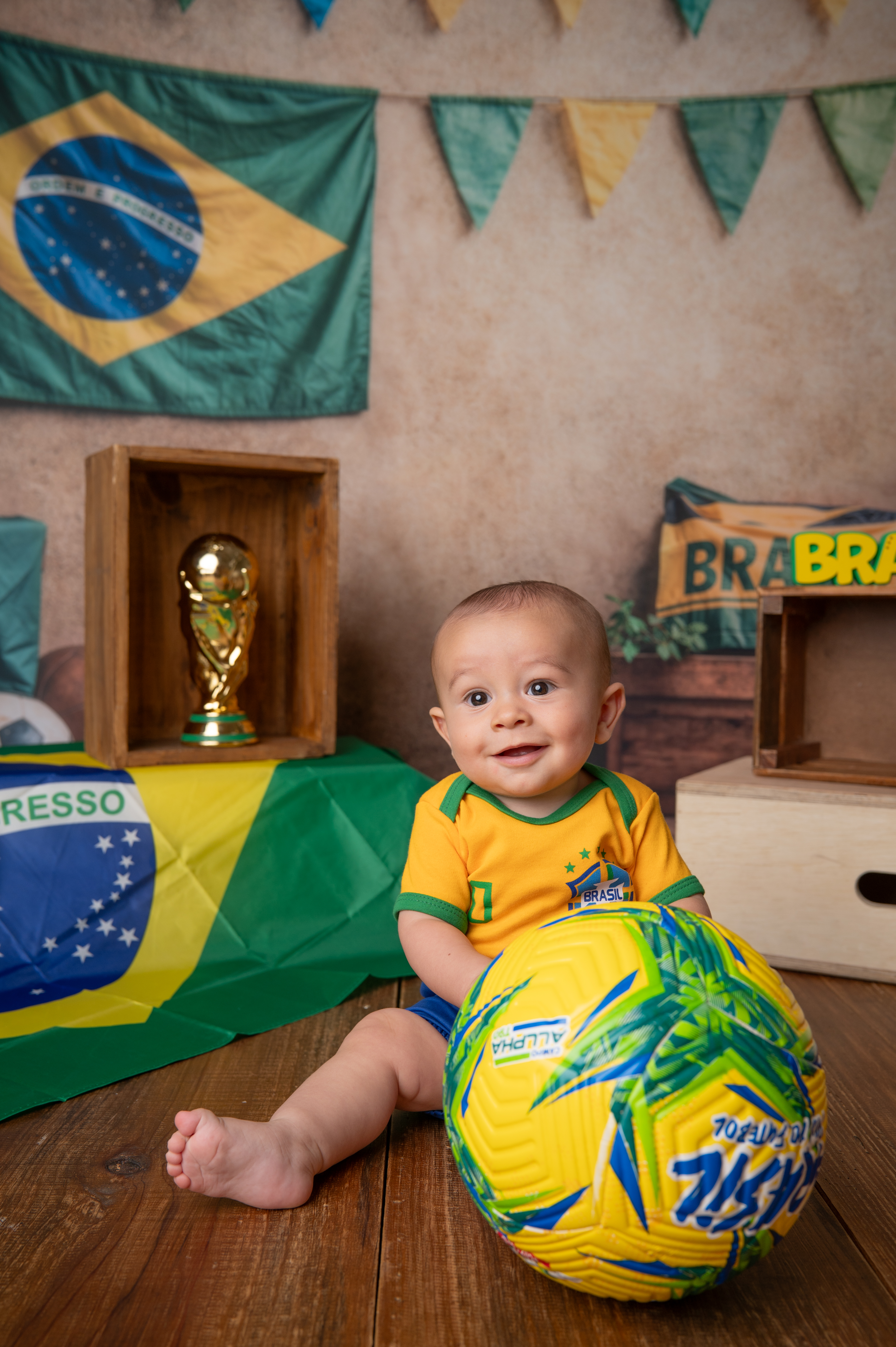 Bebê com bola de futebol no ensaio Copa